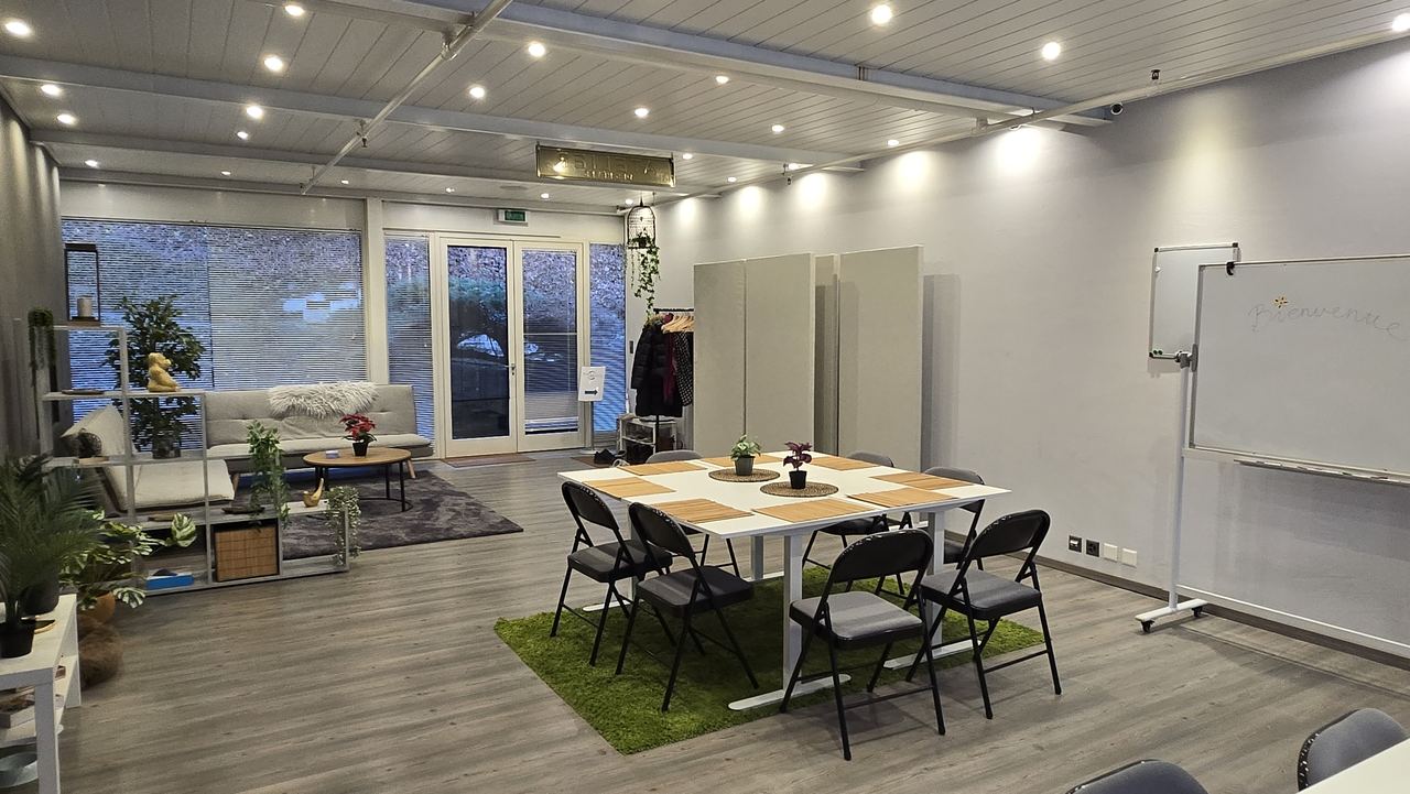 Grande salle de formation de 140 m² à louer à Montreux, espace modulable avec coin salon