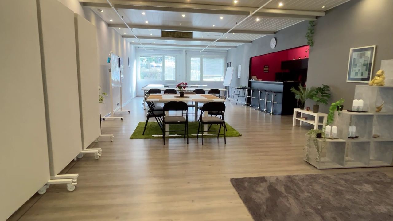 Grande salle de formation de 70 m² à louer à Montreux, lumineuse et modulable